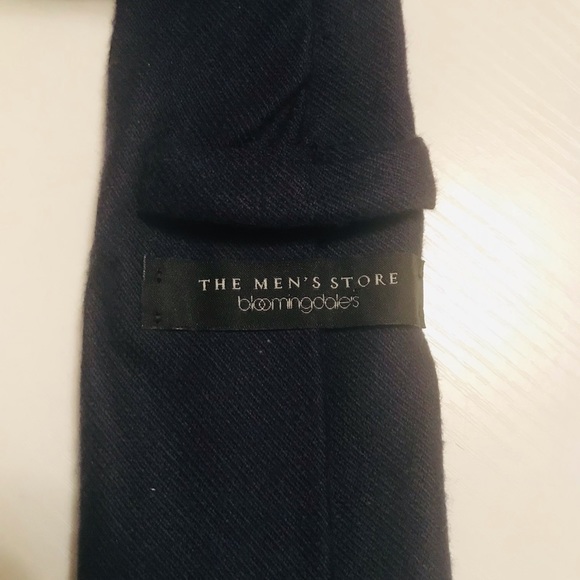 Men’s solid dark blue tie (Bloomingdales) - Picture 3 of 3